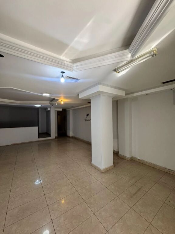 SHOP FOR RENT 100 M2 FORMER EXHIBITION 100,000 LEKE FH-98193