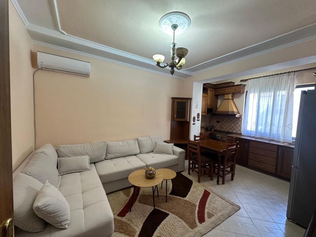 🏢Nella zona di 5 Maj, si affitta un appartamento 2+1 arredato. 50.000 Leke