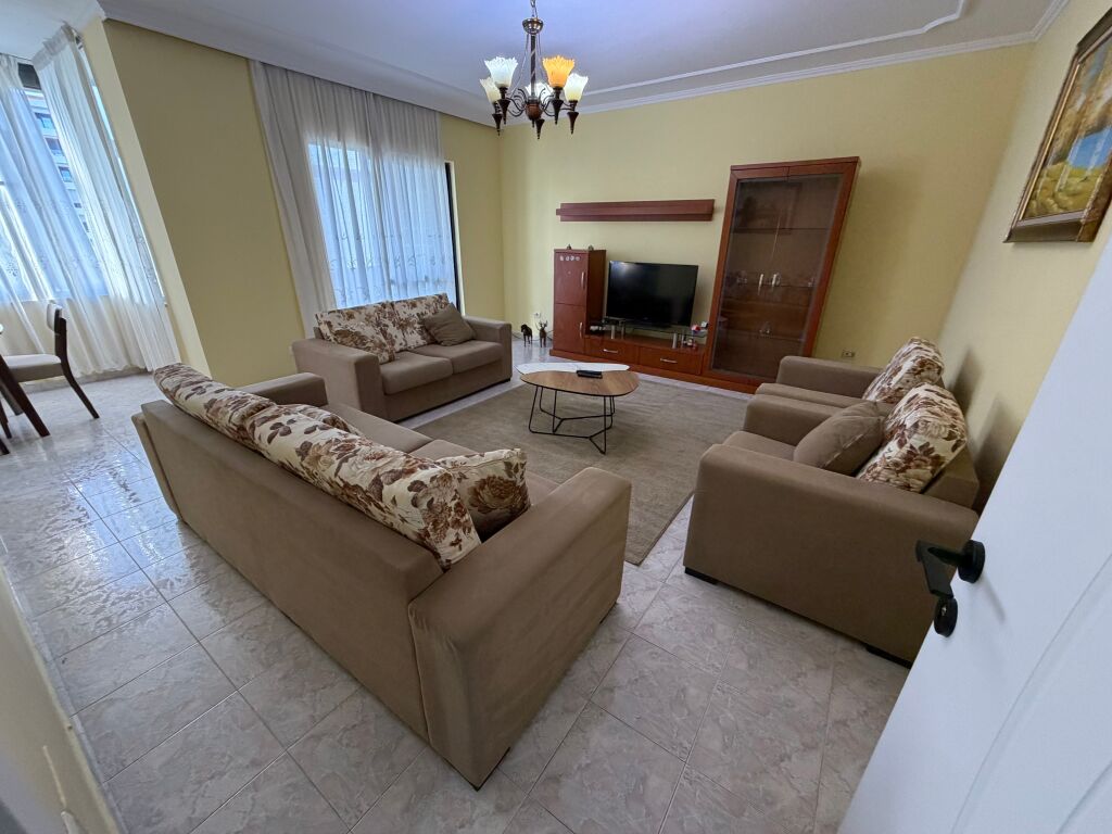 🏡 Affittasi appartamento 2+1+2  📍 Di fronte a Delijorgji, al Palazzo con la Freccia 💰 Prezzo: 70.000 lek/mese