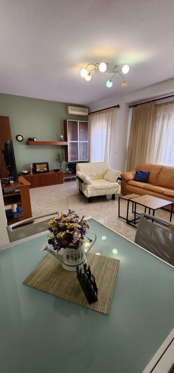 Pazari i Ri Jepet me Qera Apartament 1+1