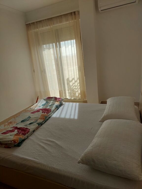 Apartament 1+1 me qira te Rruga e Kavajës, mbi AZA Elektronik, përballë Delijorgjit