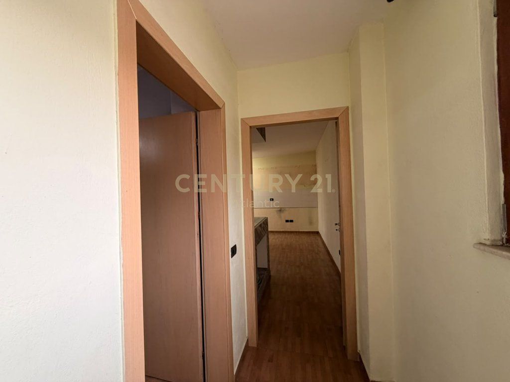 SHITET APARTAMENT ME VERANDË NË BULEVARDIN KRYESOR TË DURRËSIT