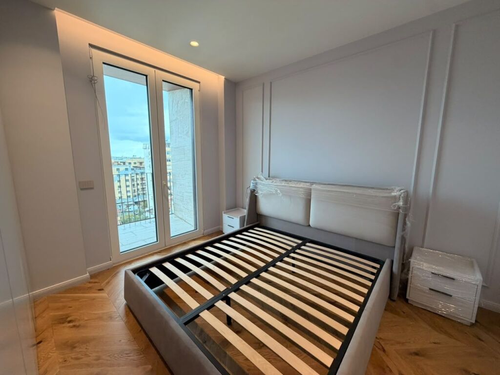 Shitet apartament 3+1+2 tek Altana Luxury Residence , Liqeni Artificial , Rruga e Kosovareve , Komuna e Parisit .
