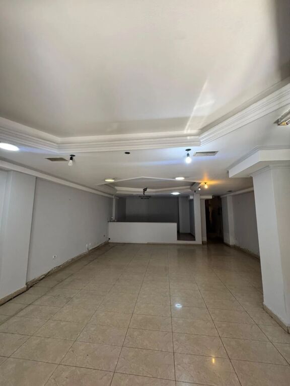 SHOP FOR RENT 100 M2 FORMER EXHIBITION 100,000 LEKE FH-98193