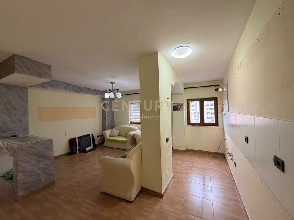 SHITET APARTAMENT ME VERANDË NË BULEVARDIN KRYESOR TË DURRËSIT