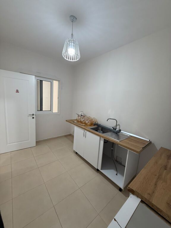Zyre Me Qera 3+1 Tek 21 Dhjetori (ID BZ21071) Tirane