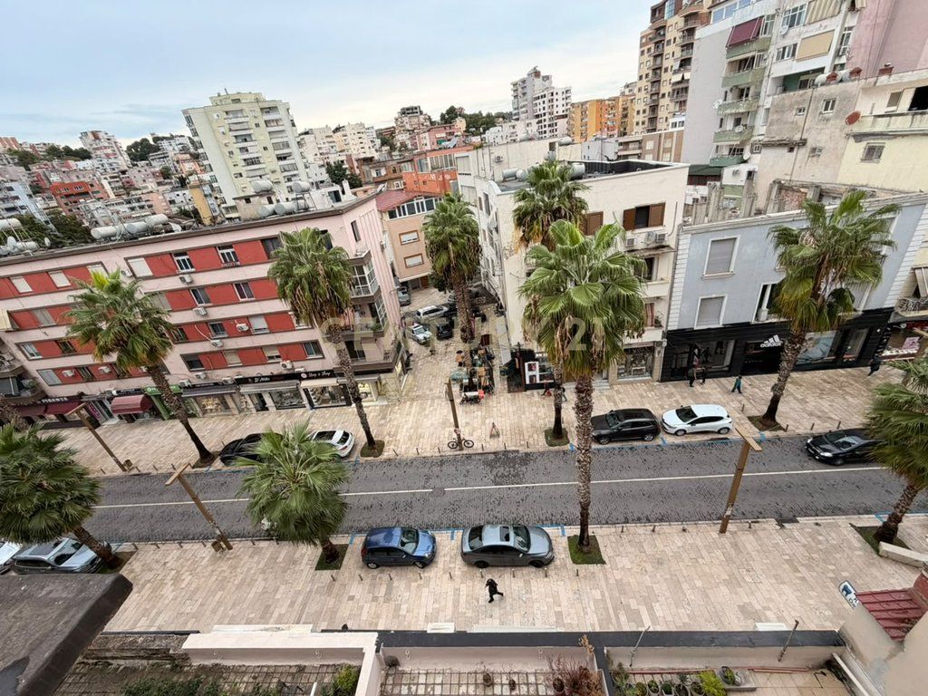 SHITET APARTAMENT ME VERANDË NË BULEVARDIN KRYESOR TË DURRËSIT