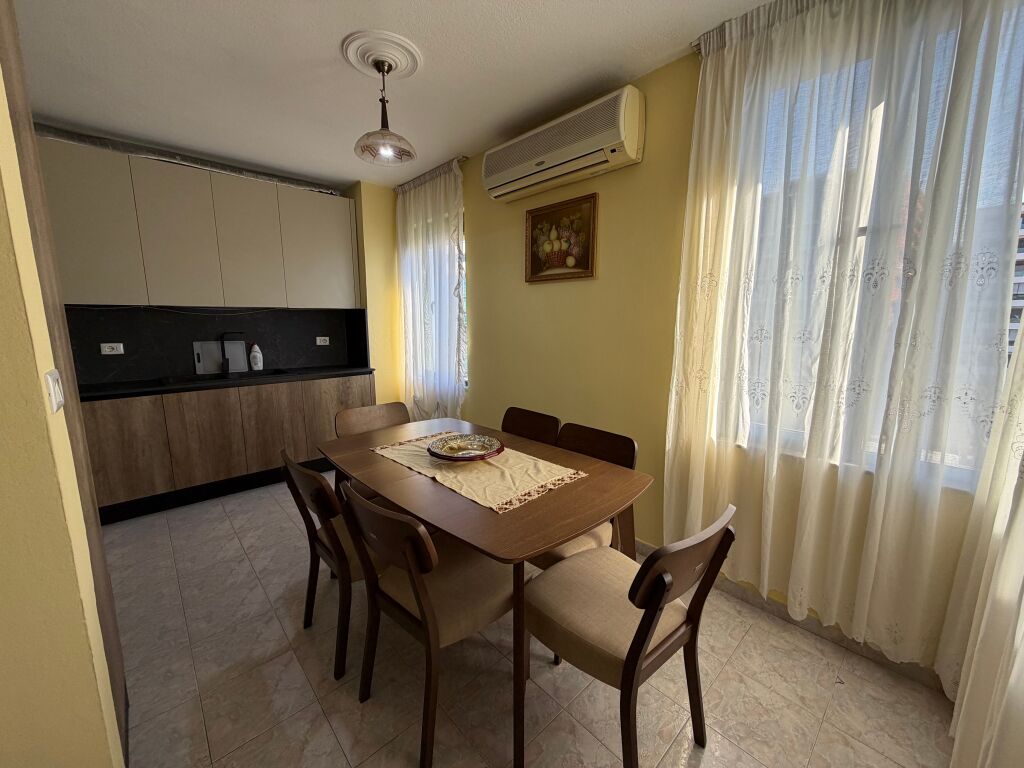 🏡 Affittasi appartamento 2+1+2  📍 Di fronte a Delijorgji, al Palazzo con la Freccia 💰 Prezzo: 70.000 lek/mese