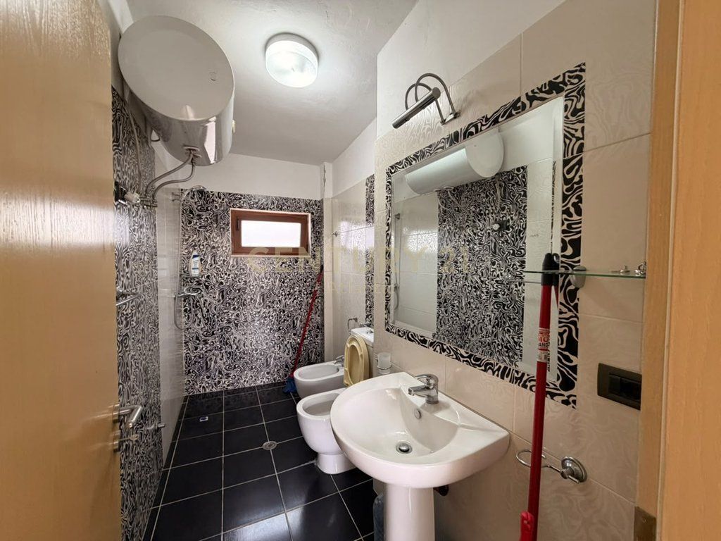 SHITET APARTAMENT ME VERANDË NË BULEVARDIN KRYESOR TË DURRËSIT