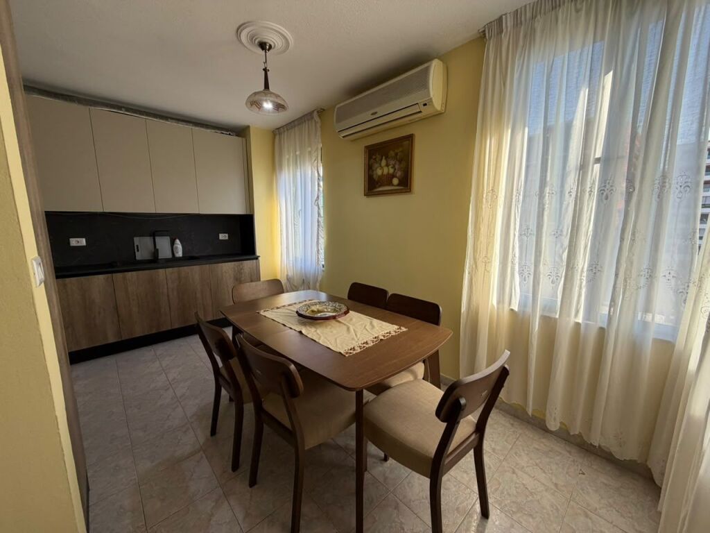 Jepet me qira apartament 2+1+2  📍 Përballë Delijorgjit, te Pallati me Shigjeta