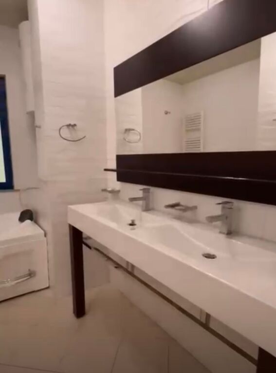 Apartament per qera 3+1+2 te Rr.e Kosovareve