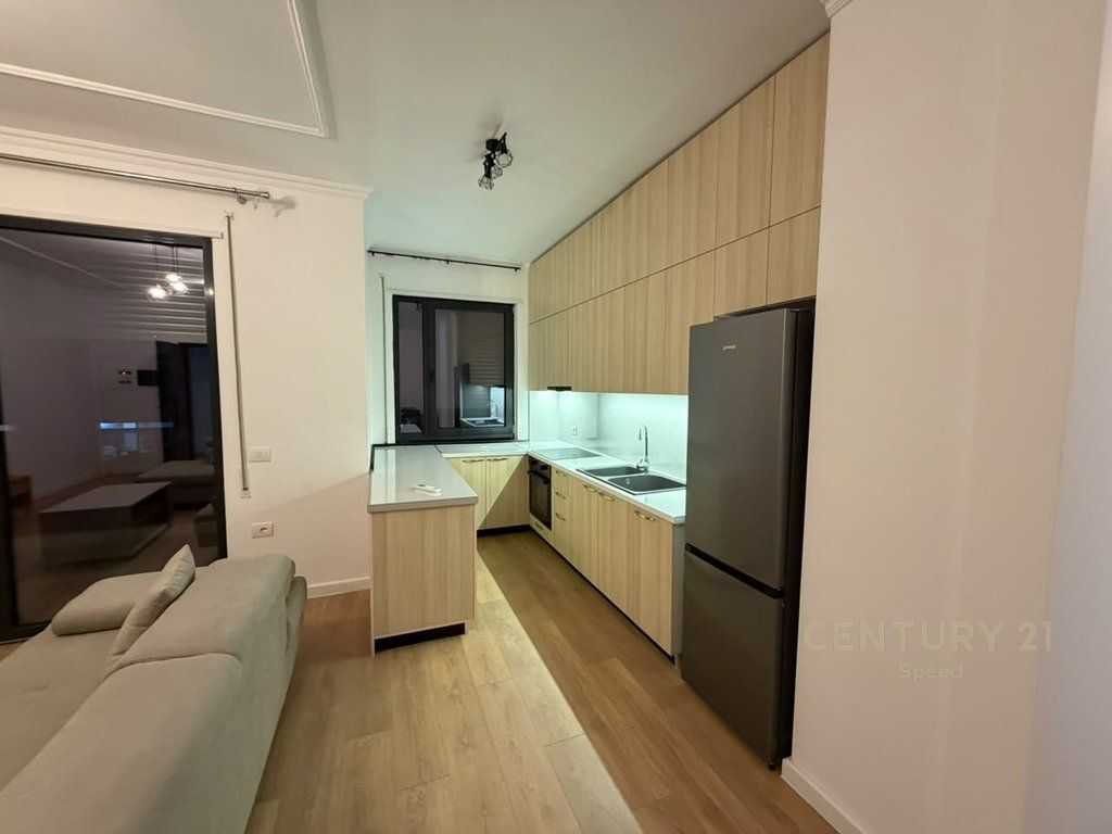 Jepet me qira apartament 2+1+2+post parkimi në Rrugën "5 Maji"!!