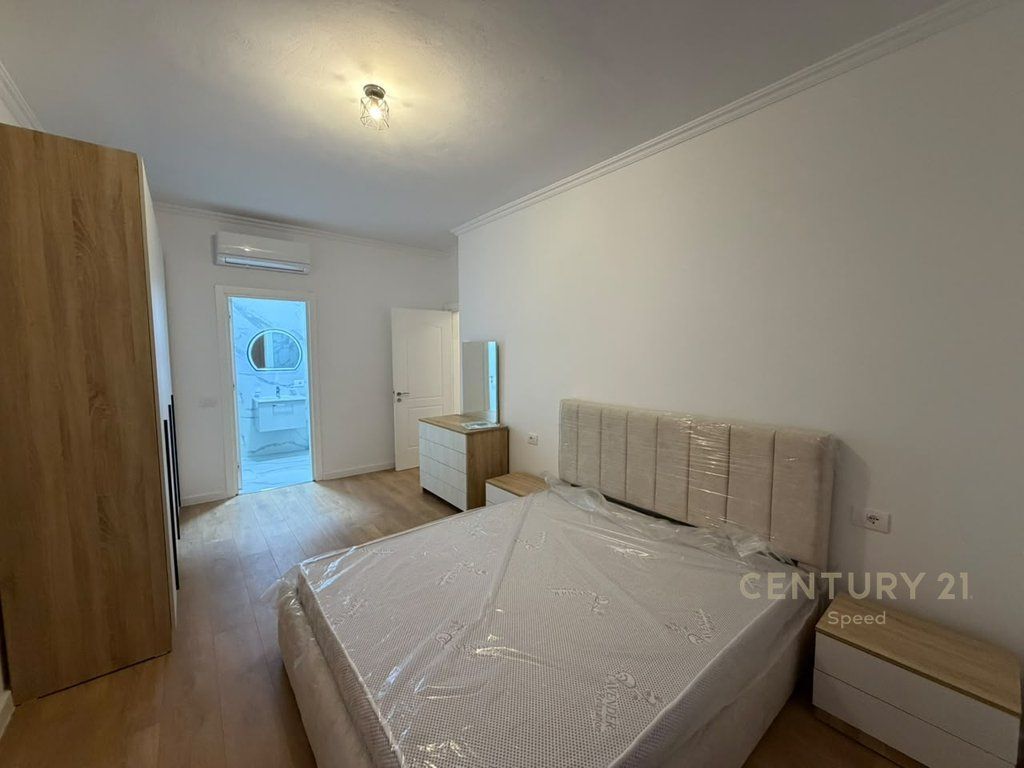 Jepet me qira apartament 2+1+2+post parkimi në Rrugën "5 Maji"!!