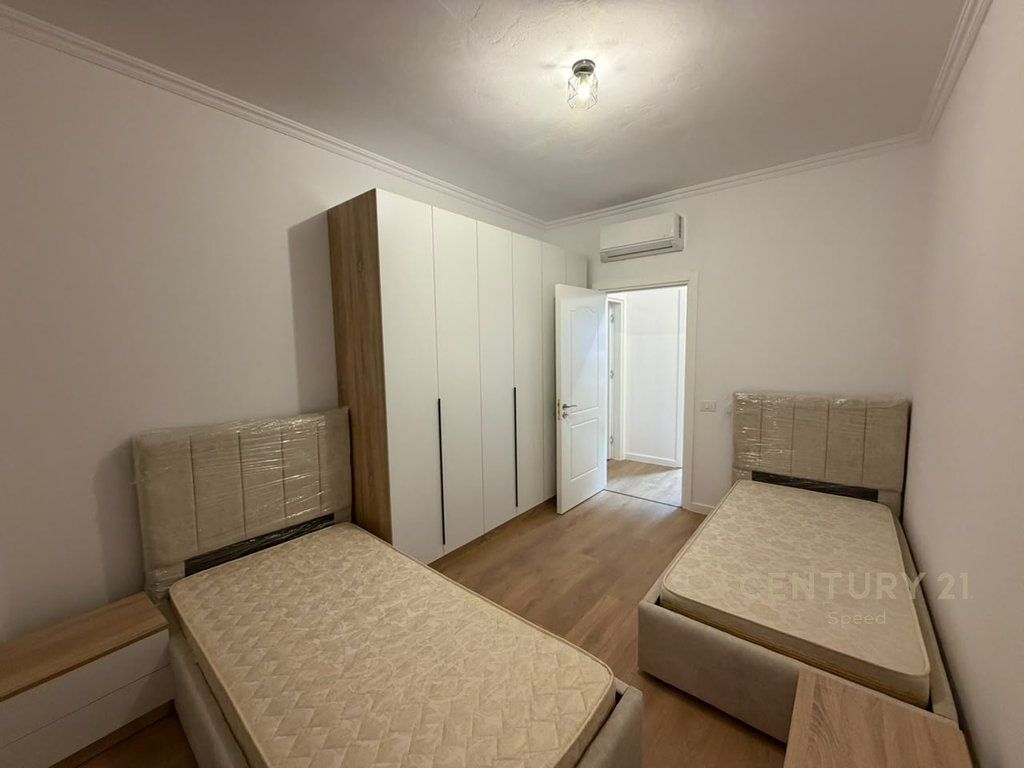 Jepet me qira apartament 2+1+2+post parkimi në Rrugën "5 Maji"!!