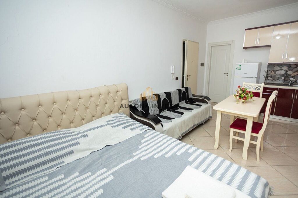 STUDIO ME QERA AFATGJATE LUNGOMARE-VLORE.