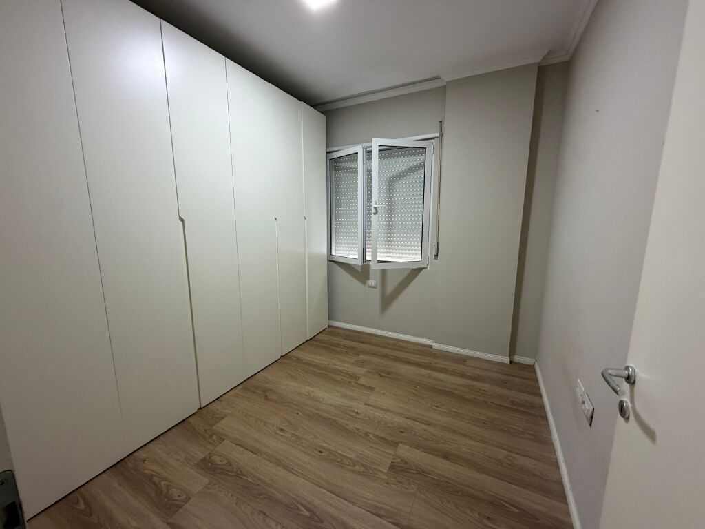 🏢 APPARTAMENTO IN VENDITA 2+1 A LIQENI I THATË  In una delle zone più esclusive e richieste di Tirana, di fronte all'hotel Radisson 📍 Liqeni I thate  💰 Prezzo 250,000 Euro
