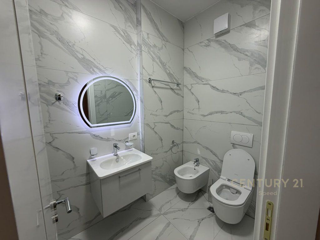 Jepet me qira apartament 2+1+2+post parkimi në Rrugën "5 Maji"!! 715 € /Muaj 65,000 Lekë /Muaj