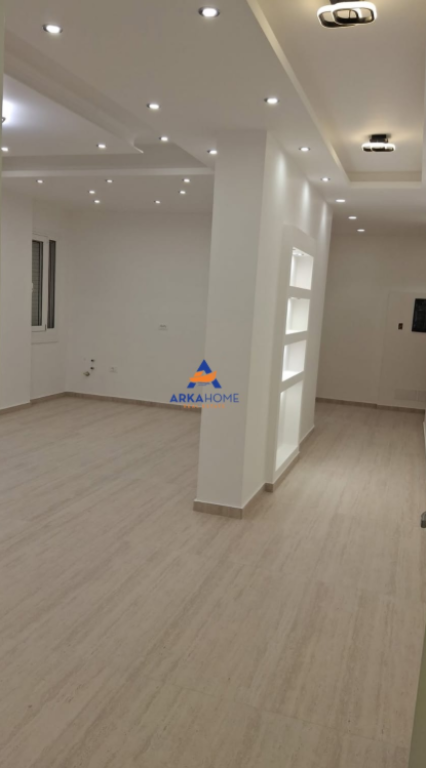 JEPET ZYRE ME QERA 108 M2 "RRUGA MARKO BOCARI, PERBALL LE BON" 140000 LEKE
