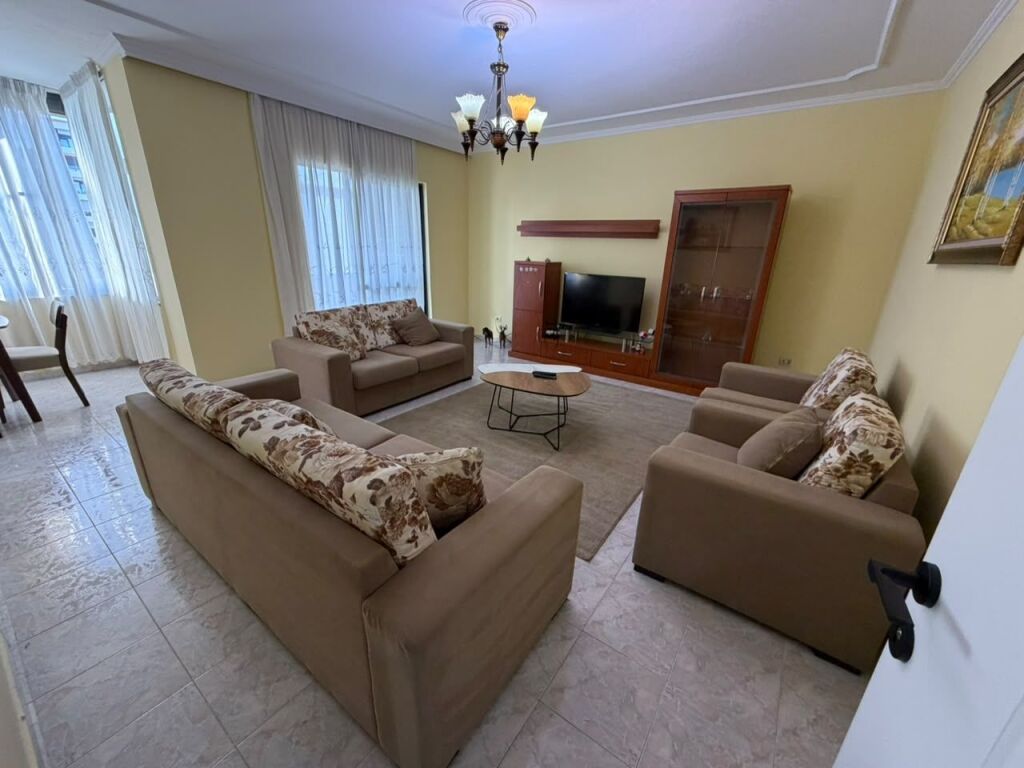 🏡 Jepet me qira apartament 2+1+2  📍 Përballë Delijorgjit, te Pallati me Shigjeta