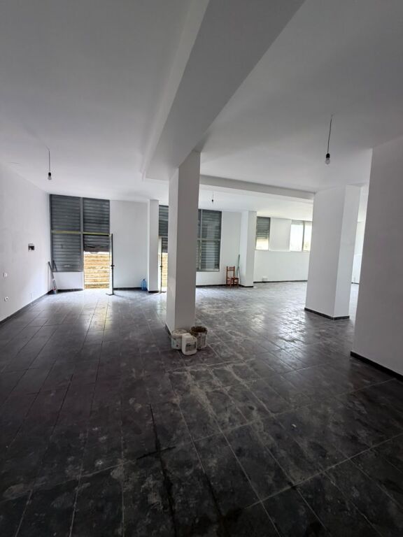 🏢 LOCALE COMMERCIALE IN AFFITTO – GIARDINO BOTANICO-1,200 Euro