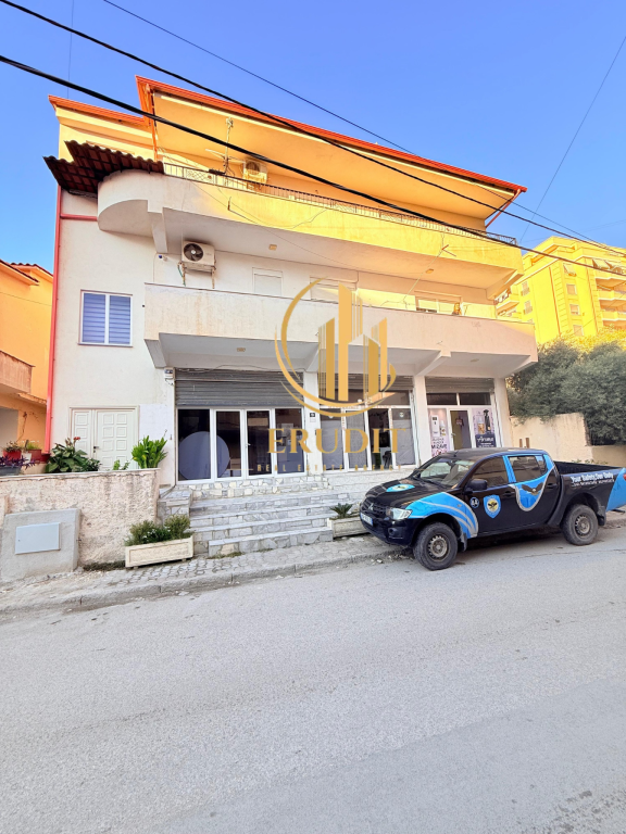 EKSKLUZIVE – SHITET VILË ME FUNKSION BANIMI DHE SHËRBIMI NË VLORË, PRANË BANKËS TIRANA
