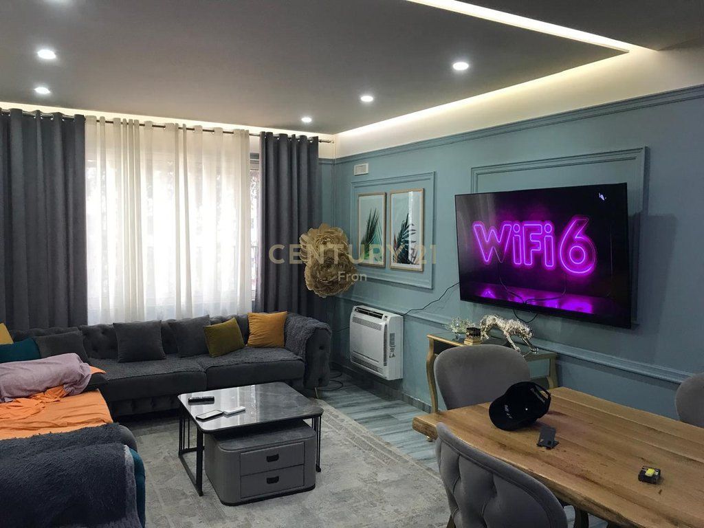 APARTAMENT 2+1 PER SHITJE NE QENDER KAMEZ