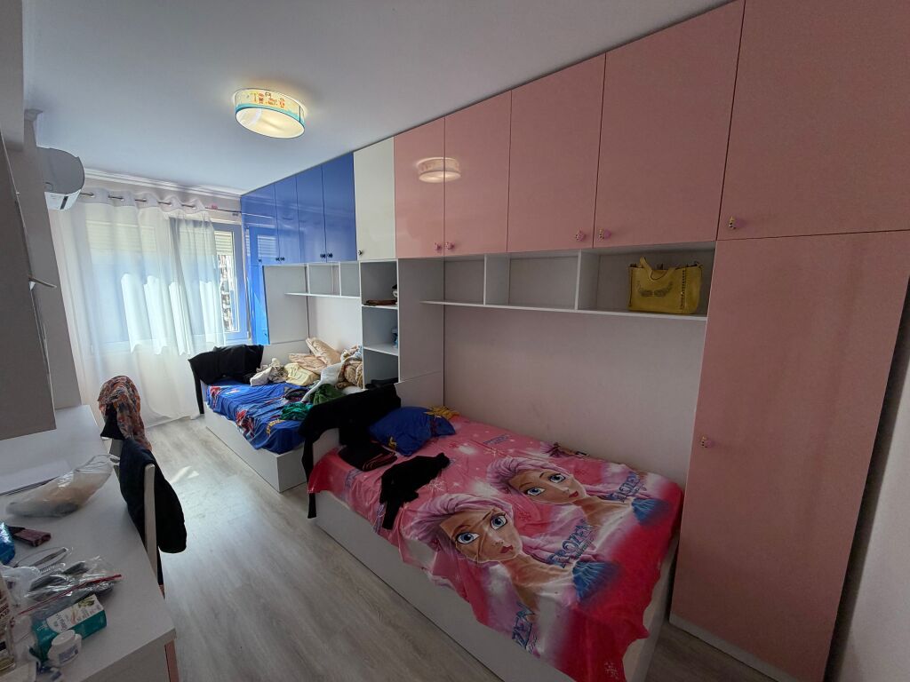 🏡 Jepet me qira apartament 2+1 me parkim  📍 Vendndodhja: Ish-Fusha e Aviacionit 🏢 Kati 4, pallat me ashensor 🚗 Përfshihet parkimi  💶 Çmimi: 650 €/muaj   