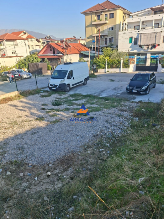 SHITET TOKE 500 M2 "SAUK" 200.000 EURO