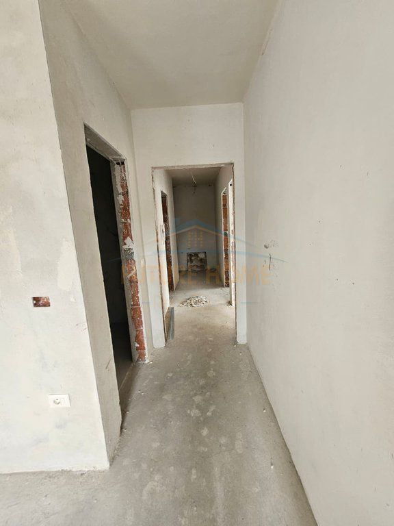 Shitet, Apartament 2+1+2+Post Parkimi, Kompleksi Bengasi , Porcelan, Tiranë