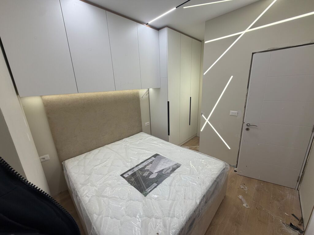🏠 Shitet apartament 2+1  📍 Rruga 5 Maji, Tiranë 📐 Sipërfaqe totale: 96.74 m² 🏢 Kati 2, pallat i ri i vitit 2026 🛗 Me 2 ashensorë 🛋️ Dorëzohet totalisht i mobiluar, me mobilim cilësor dhe luksoz 🏦 Mundësi blerjeje me kredi bankare vetëm nëpërmjet Credins Bank 💶 Çmimi: 170,000 €