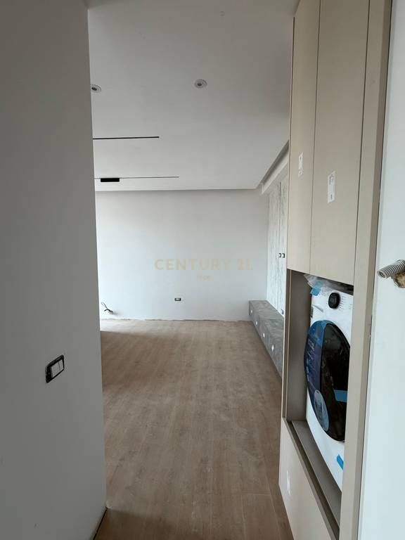 Shesim apartament 1+1 + post parkimi tek Oberon, St i Trenit