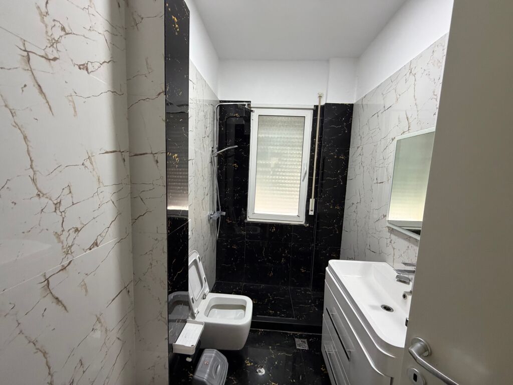 🏢 APPARTAMENTO IN VENDITA 2+1 A LIQENI I THATË  In una delle zone più esclusive e richieste di Tirana, di fronte all'hotel Radisson 📍 Liqeni I thate  💰 Prezzo 250,000 Euro