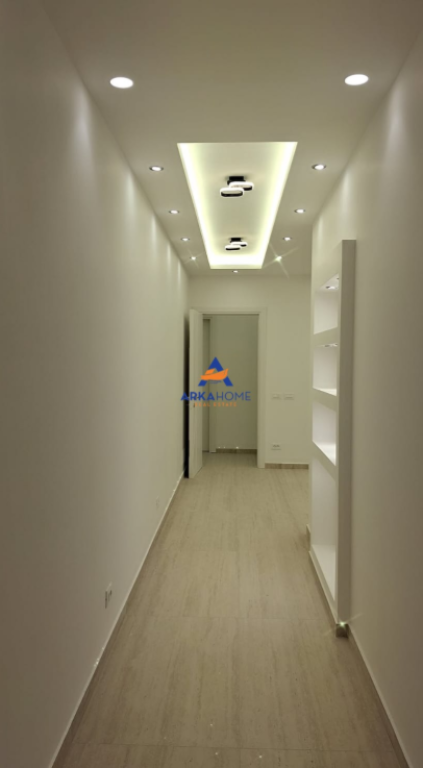 JEPET ZYRE ME QERA 108 M2 "RRUGA MARKO BOCARI, PERBALL LE BON" 140000 LEKE