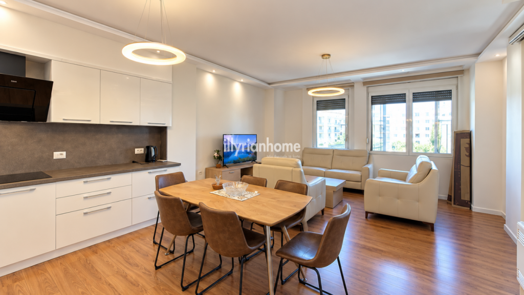 QIRA | APARTAMENT 2+1 | PËRBALLË TOPTANIT - KOMODITET DHE LOKACION I PREFERUAR
