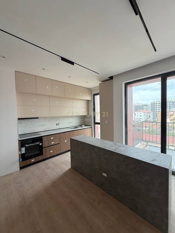 Shesim apartament 1+1 + post parkimi tek Oberon, St i Trenit