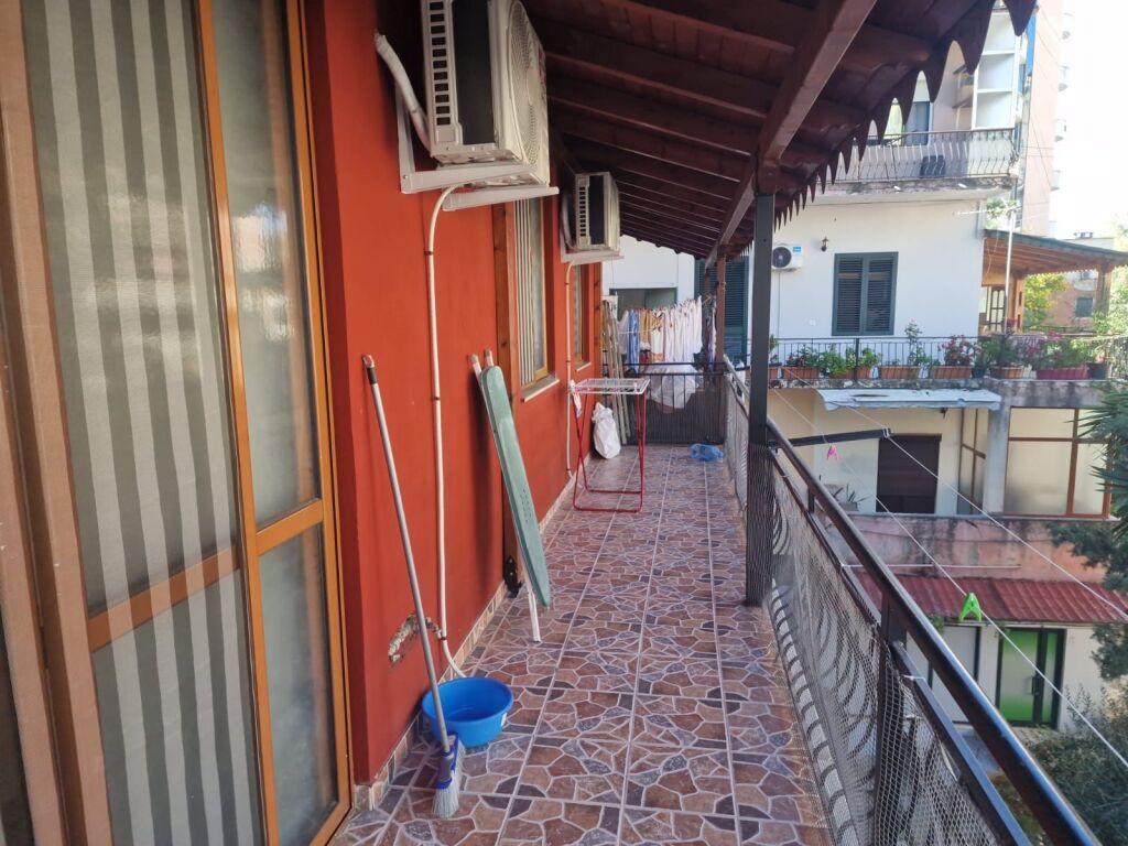 Jepet me qera apartament 1+1 te Sheshi Willson