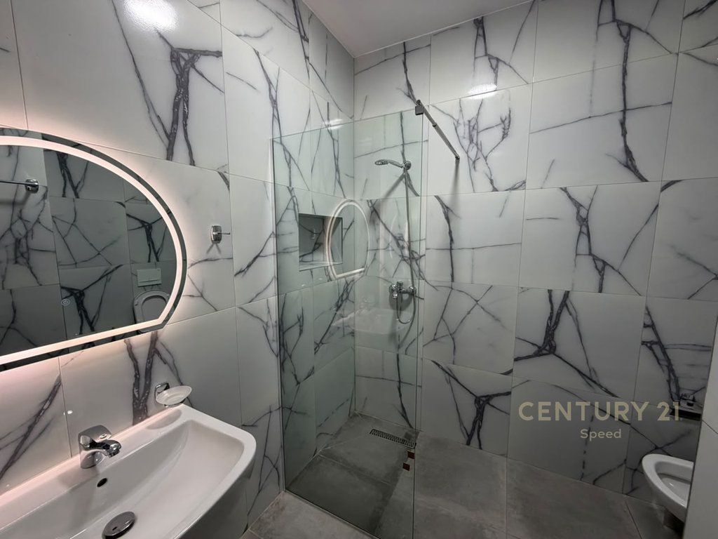 Jepet me qira apartament 2+1+2+post parkimi në Rrugën "5 Maji"!!