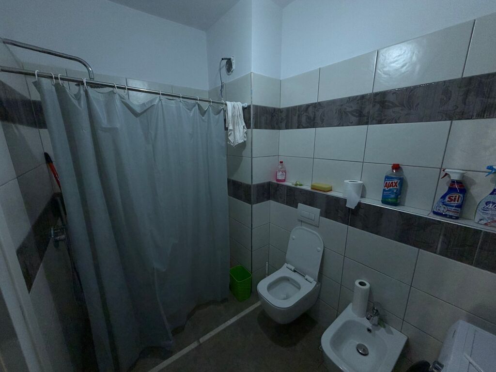 🏡 Jepet me qira apartament 2+1 me parkim  📍 Vendndodhja: Ish-Fusha e Aviacionit 🏢 Kati 4, pallat me ashensor 🚗 Përfshihet parkimi  💶 Çmimi: 650 €/muaj   