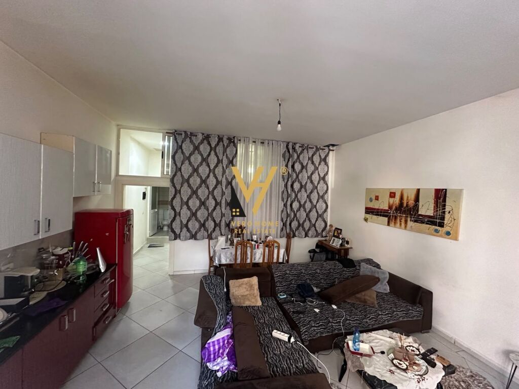 SHITET APARTAMENT 2+1+2+AMBIENT BIZNESI NE QESARAKE 270.000 EURO