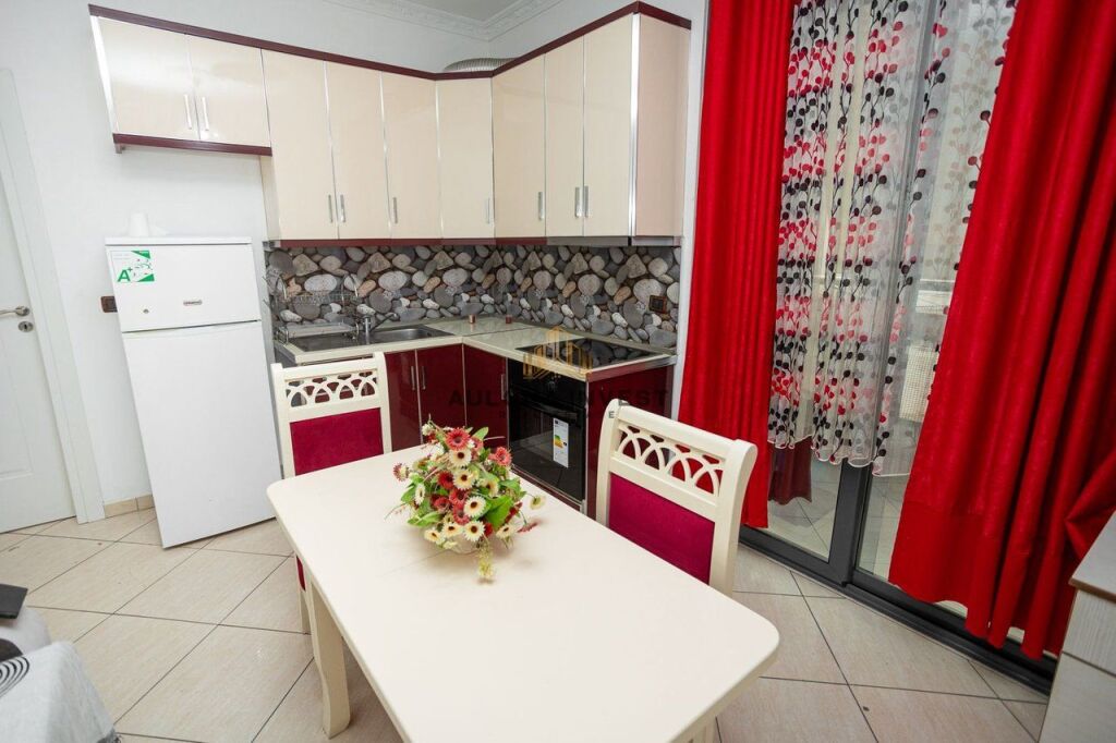 STUDIO ME QERA AFATGJATE LUNGOMARE-VLORE.