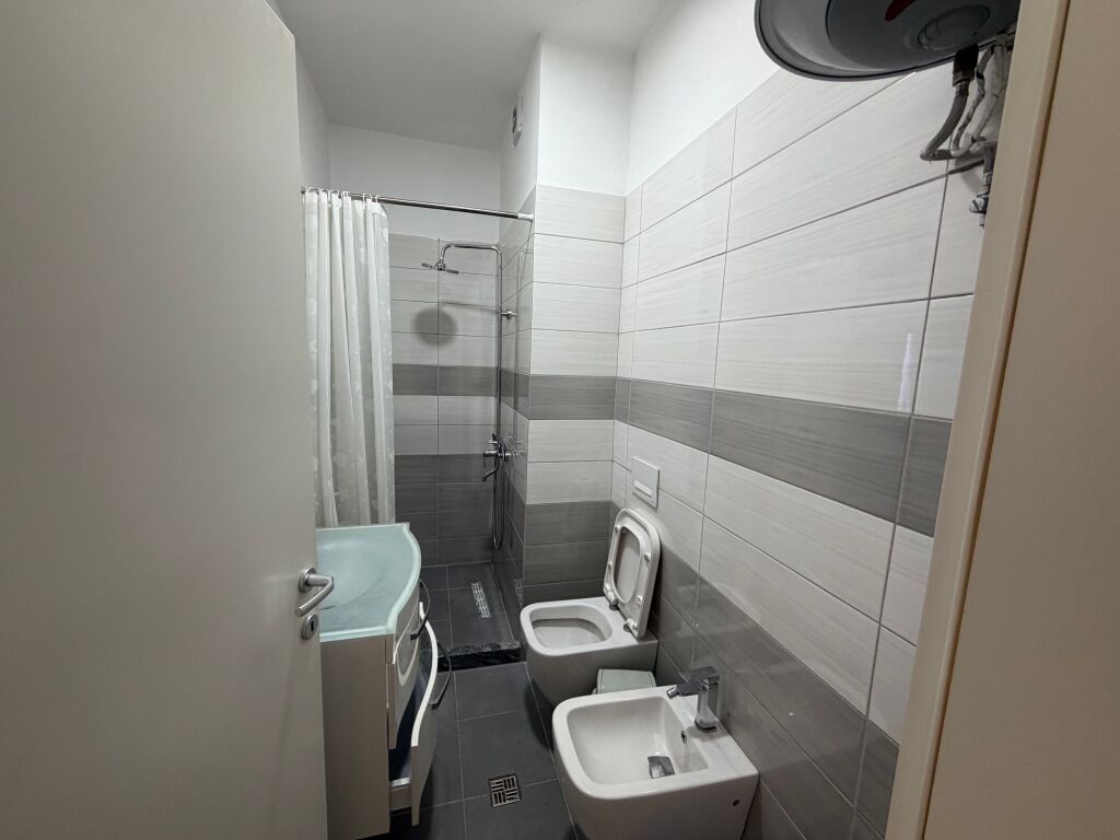 🏢 APPARTAMENTO IN VENDITA 2+1 A LIQENI I THATË  In una delle zone più esclusive e richieste di Tirana, di fronte all'hotel Radisson 📍 Liqeni I thate  💰 Prezzo 250,000 Euro