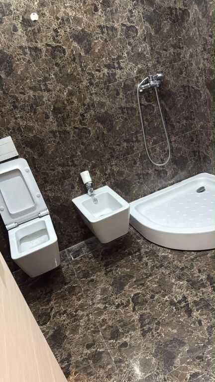 🏢Tek Zogu i Zi,prane Ring Center jepet me qera apartament 2+1+2,i mobiluar 80,000Leke