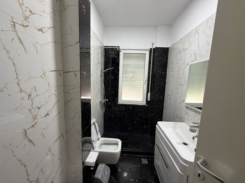 🏢 APPARTAMENTO IN VENDITA 2+1 A LIQENI I THATË  In una delle zone più esclusive e richieste di Tirana, di fronte all'hotel Radisson 📍 Liqeni I thate  💰 Prezzo 250,000 Euro