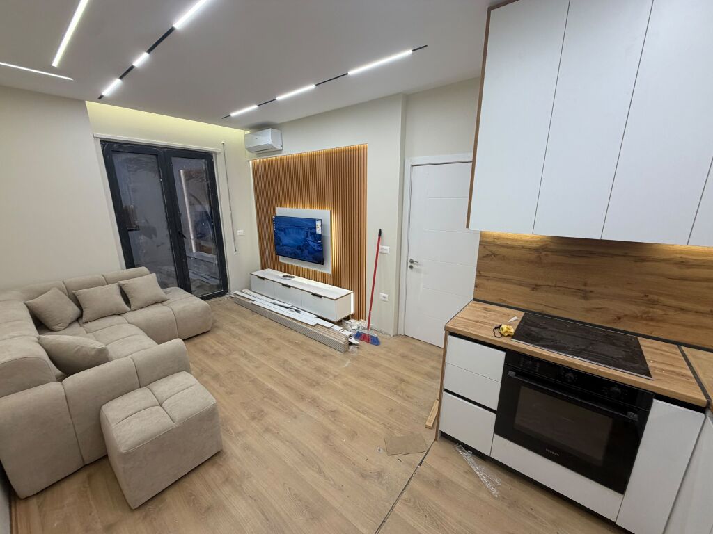 🏠 Shitet apartament 2+1  📍 Rruga 5 Maji, Tiranë 📐 Sipërfaqe totale: 96.74 m² 🏢 Kati 2, pallat i ri i vitit 2026 🛗 Me 2 ashensorë 🛋️ Dorëzohet totalisht i mobiluar, me mobilim cilësor dhe luksoz 🏦 Mundësi blerjeje me kredi bankare vetëm nëpërmjet Credins Bank 💶 Çmimi: 170,000 €