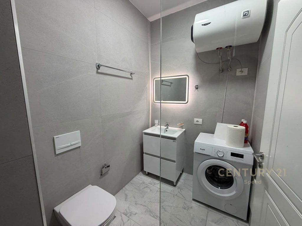 Jepet me qira apartament 2+1+2+post parkimi në Rrugën "5 Maji"!!