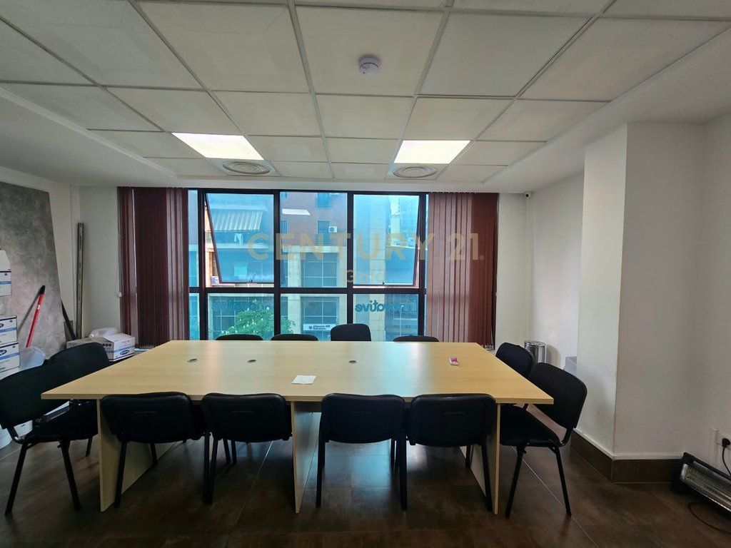 AMBIENT PER ZYRA OPEN SPACE PER QIRA NE QENDER TE TIRANES !
