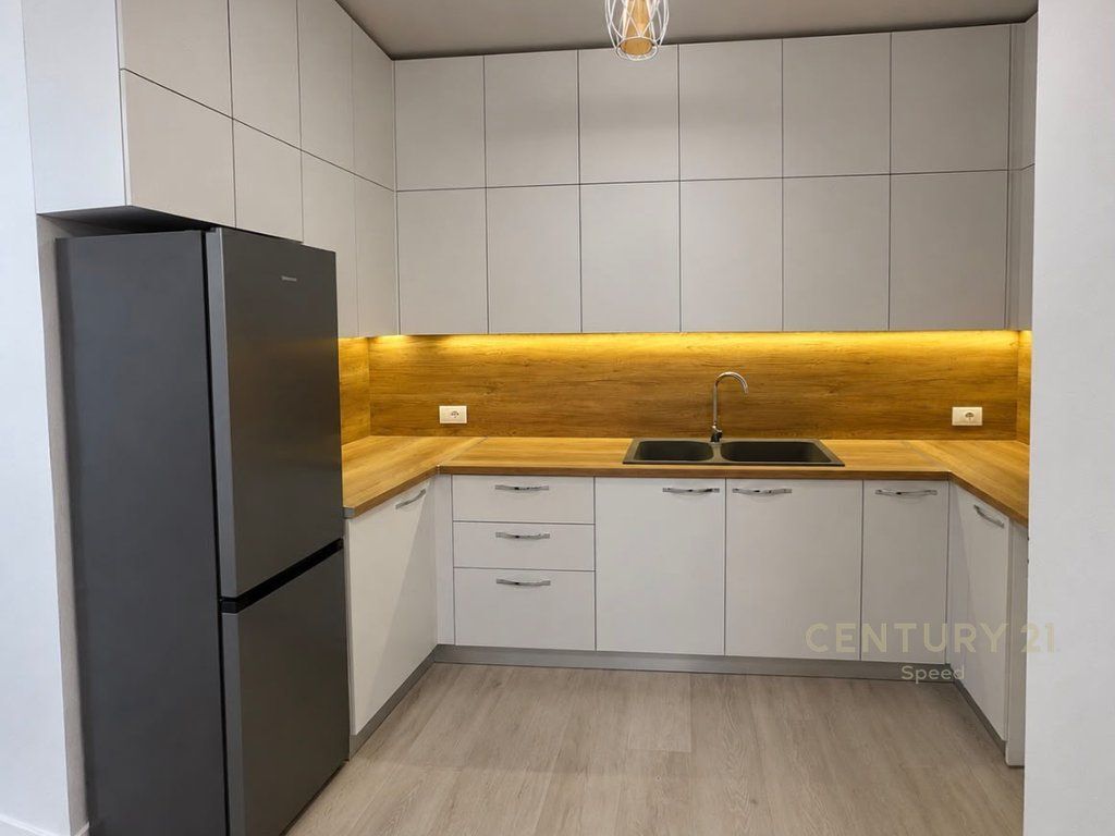 Jepet me qira apartament 2+1+2+post parkimi në Rrugën "5 Maji"!!