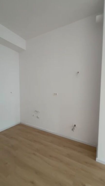 Shitet apartament 1+1, Ali Dem