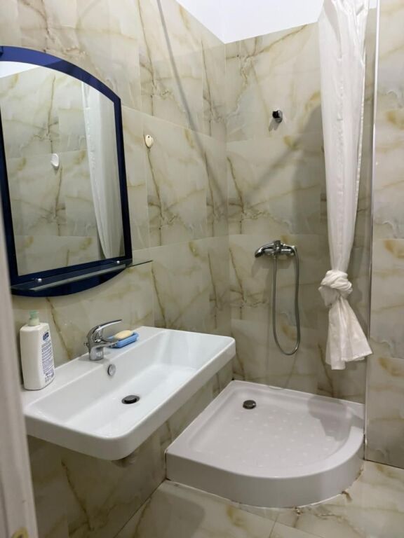 🏢Tek Zogu i Zi,prane Ring Center jepet me qera apartament 2+1+2,i mobiluar 80,000Leke