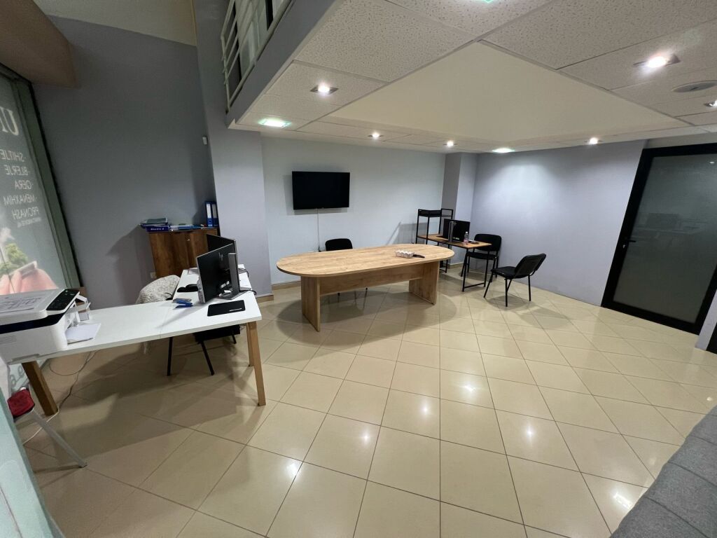 Duplex business premises for rent